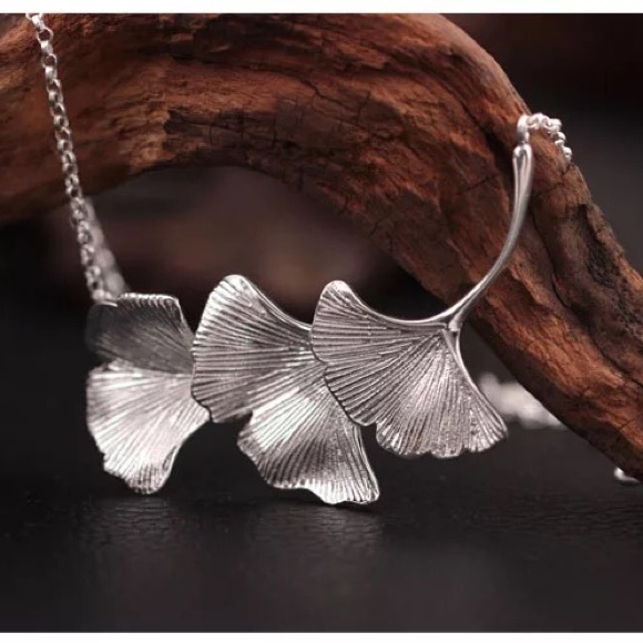 Oriental Gingko Leaf Minimalist Plant Necklace - Picture 3 of 8